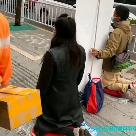 一男一女当街下跪摆收款码讨钱，网友：不要鄙视，一天收入上千元